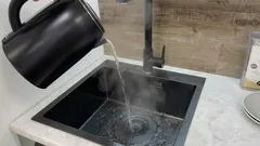 Prečo nemožno nalievať vriacu vodu do umývadla: najčastejšia chyba, ktorá vás môže stáť tisíce.