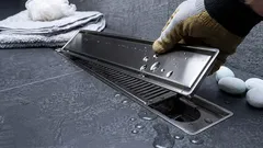 Čistenie sprchového odtoku vlastnými rukami v niekoľkých krokoch