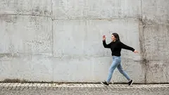 Prečo mávame rukami pri chôdzi. A ako to robiť správne