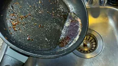 Kam vyliať olej po vyprážaní? Nikdy ho nevylievajte do drezu.