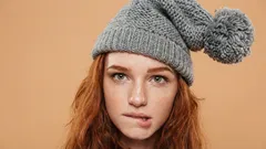 Takto sa už nenosí: 7 chýb s čapicou, kvôli ktorým aj drahá péřová bunda vyzerá ako z trhu